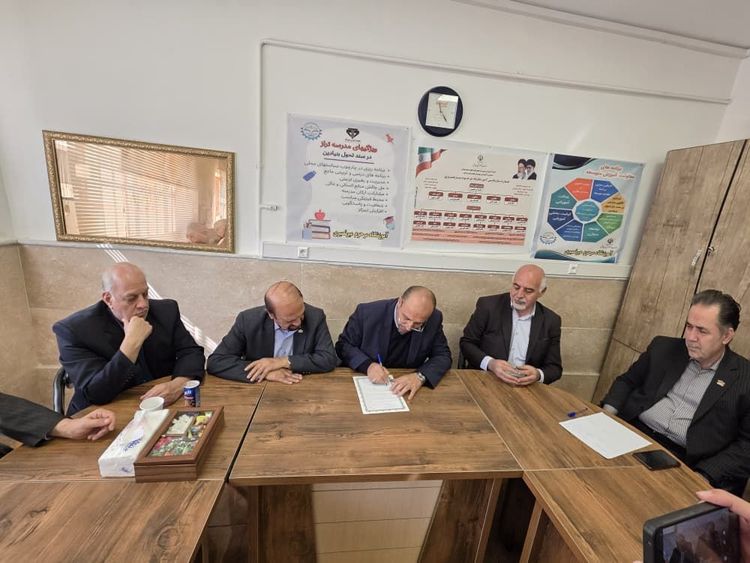 امضای تفاهمنامه ساخت نیروگاه خورشيدی برای اولین بار در مدرسه خیرساز زنده یاد حاج منصور میرنصیری و بانو در شهرستان ورامین