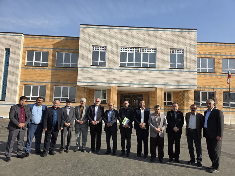 بازديد رئیس و مدیرعامل مجمع خیرین شهرستان های استان تهران از مجتمع آموزشی امام حسین(ع) شهرستان ورامین